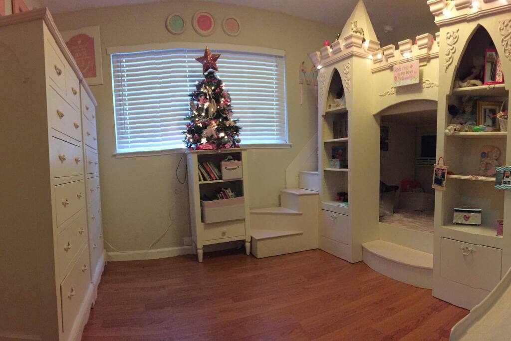 Fun room for anyone! Two twin beds inside castle!