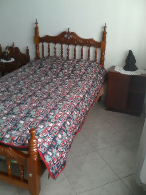Cuenta con dos camas semi dobles