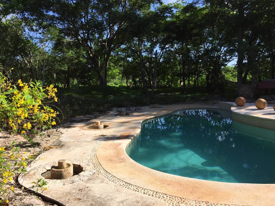 La piscina mayor, hecha con la técnica maya natural del xucum