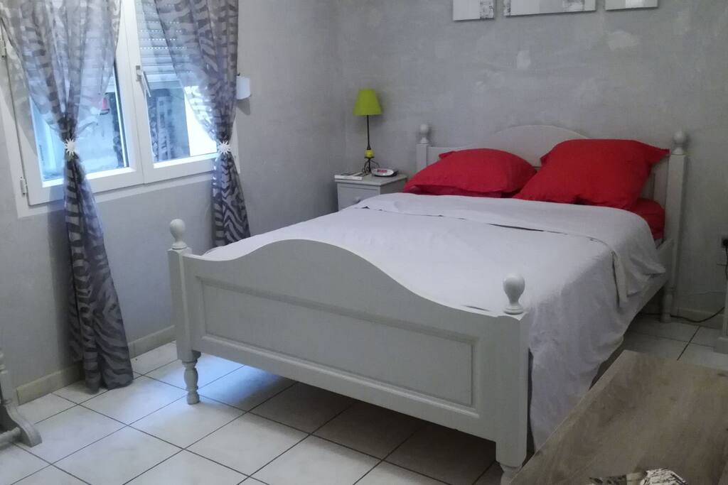 Chambre avec lit en 140