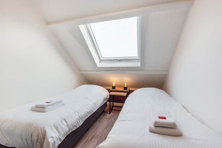 Chumba cha kulala kilicho na vitanda viwili vya mtu mmoja kinatoa urahisi wa kubadilika na starehe, bora kwa marafiki, familia, au wageni kupumzika na kupumzika kwa starehe.