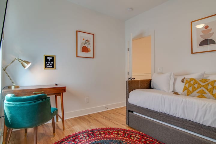 Dnevni krevet na rasklapanje praktično se odmara kako bi se prostor maksimalno iskoristio.