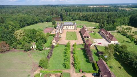 Castle for family, friends, seminar + caterer 18 beds
