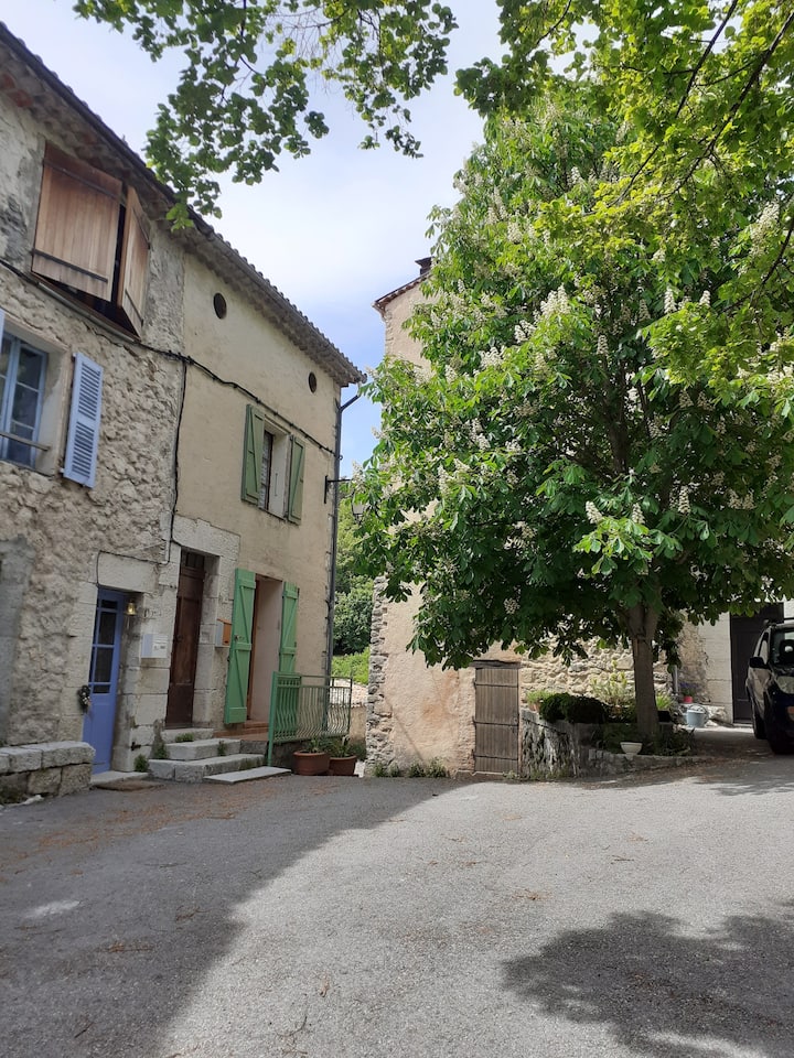 F2 De Caractère Dans Un Hameau Typique Provençal - Castellane