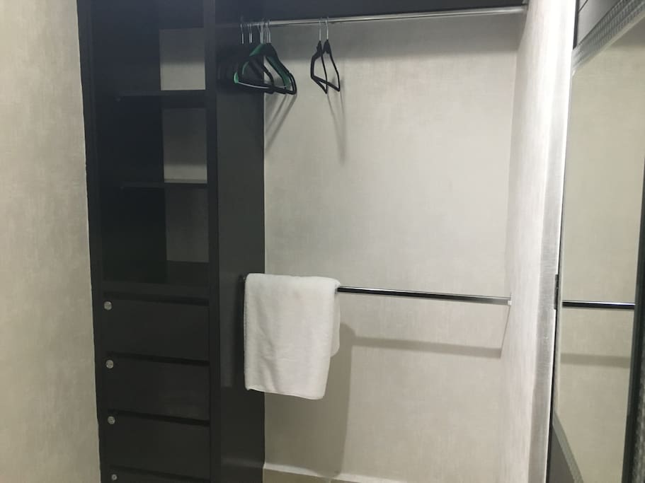 amplios closets en cada habitación