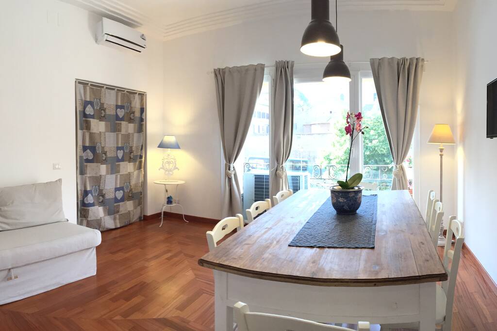 foto panoramica della sala da pranzo