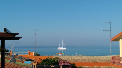 Panoramic house just steps from the sea