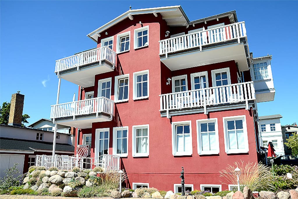 Die Hausansicht der Villa To Hus im Ostseebad Sellin auf Rügen.