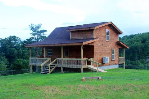 Angel's Retreat: Scenic Cabin near RRG w/Hot Tub
