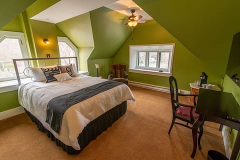 Top performing Airbnb: The Pope House - Historic Mansion - The Green Room in Helena