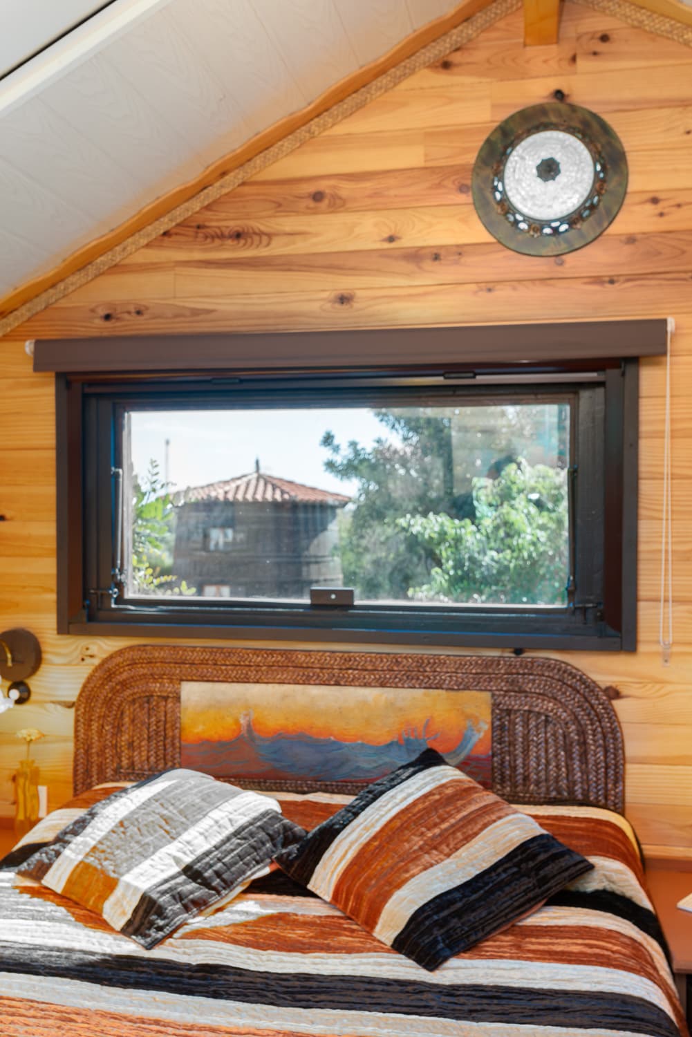 Dormitorio vistas al jardin y la casa barril.