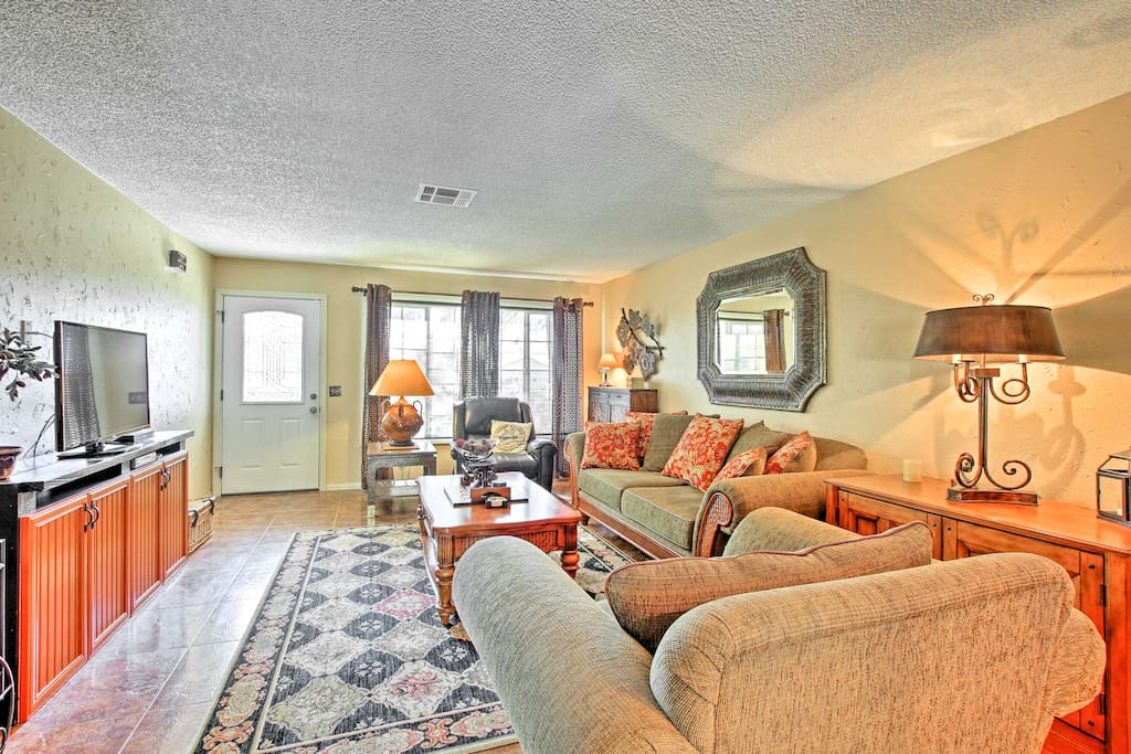 Gather your friends and family for an unforgettable SoCal retreat as this home comfortably hosts up to 6 guests.