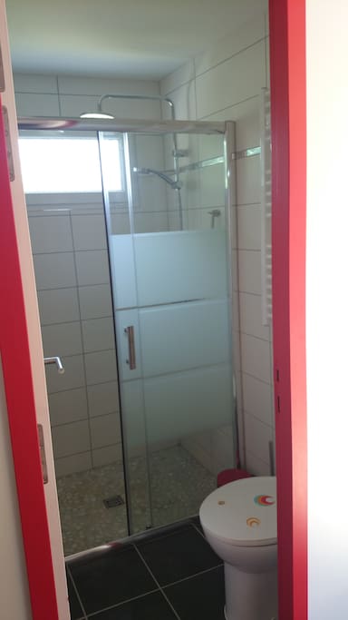 WC + grande douche privés