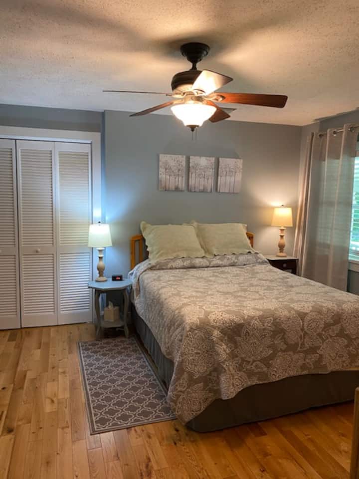 Dhomë gjumi kryesore me krevat dopio "Queen", banjë më vete me dush dhe vaskë. Ka televizor SMART dhe kondicioner.  Orë me alarm USB.  Dollap i madh me krevat fëmijësh dhe shumë hapësirë për ruajtje.  