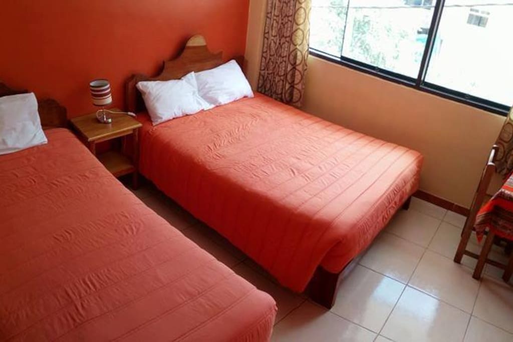 Habitación matrimonial con una adicional con baño privado, agua caliente y tv cable.