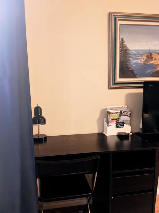 A simple desk and local brochures to browse and take.