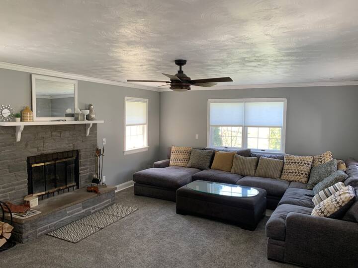 Efficient 9x9’ room with a full size bed. Houses for Rent in Verona