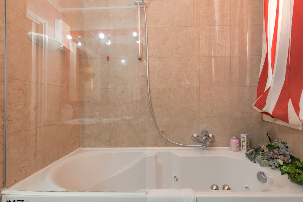 whirlpool bathtub