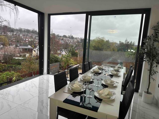 Luxurious & Elegant 6-Bed House gallery image 3