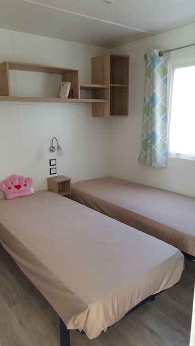 Chambre à 2 lits et placard