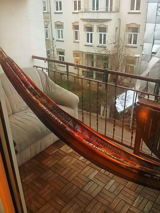 Balkon mit Tisch, Couch, Hängematte