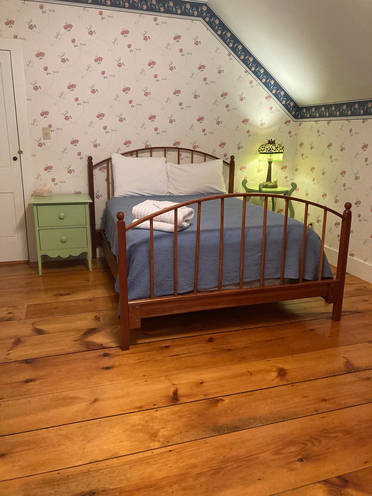 Საოჯახო ოთახი: 1 ორადგილიანი საწოლი და 1 ორსართულიანი საწოლი
Ზემოთ