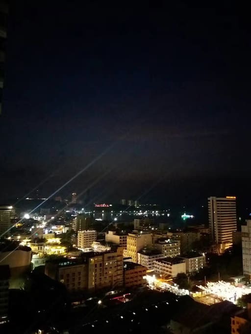 夜幕降临后的楼顶。