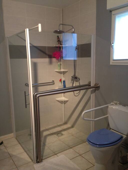 douche accessible et toilette