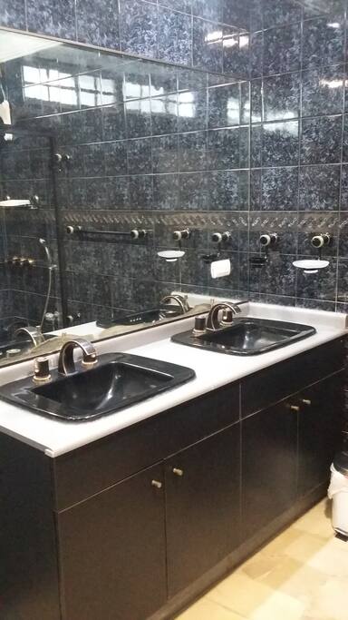 Espacioso cuarto de baño