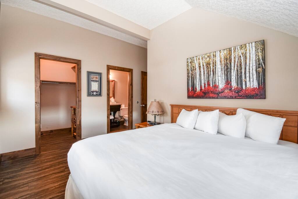 Queen bed with comfy mattress