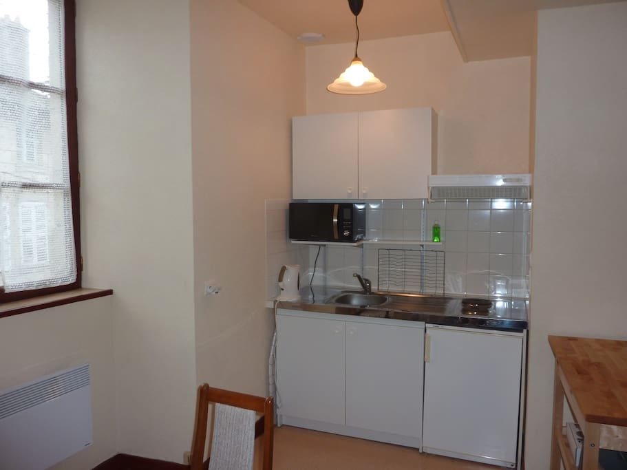 Kitchen corner with hob,hood,oven/microwave,sink & fridge