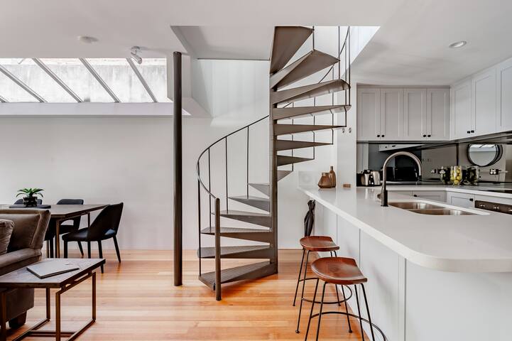 Luxurious Terrace Home: Central Melbourne Oasis