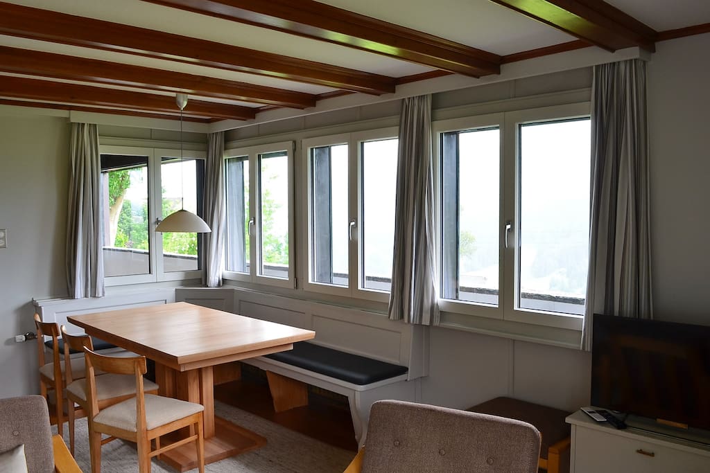 Wohnzimmer mit Fenstern auf 3 Seiten