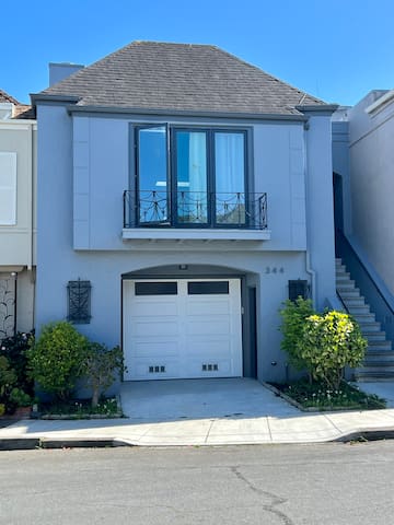 Modern 5 Bedroom/4 Bathroom-superb location!