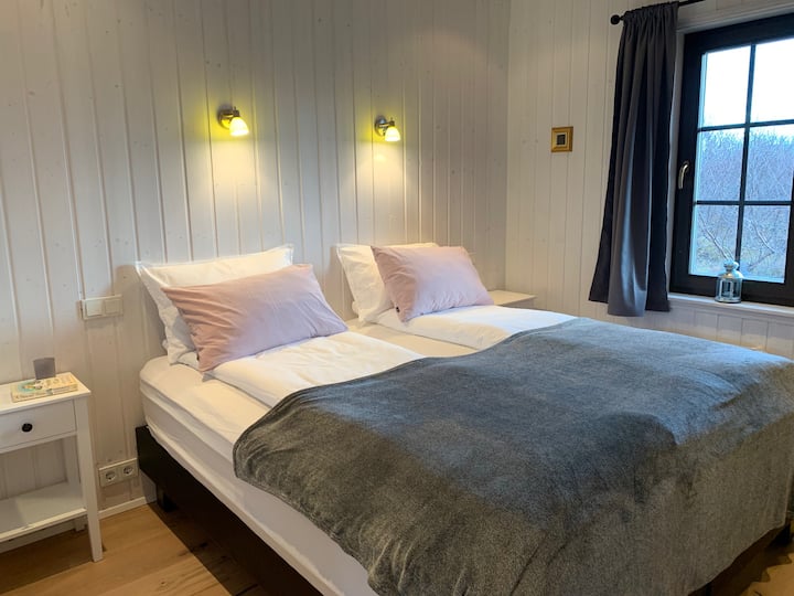 Спалня 1 с две висококачествени единични легла, които могат да се бутнат заедно, ако искате. 