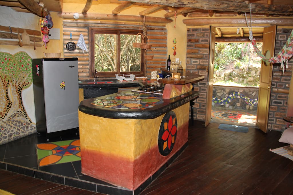 Cocina equipada. Decoración en mosaico.