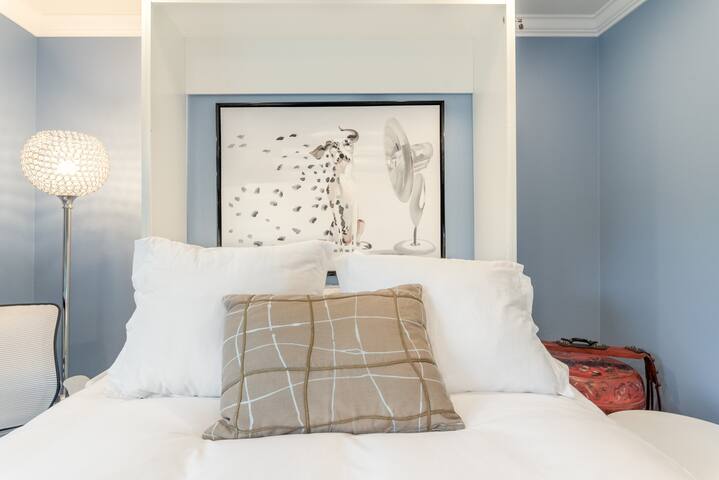 Stunning Luxury Home near Hollywood Bowl! gallery image 2