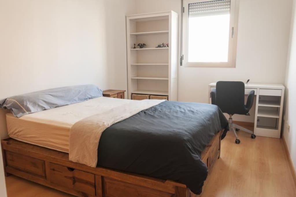 Double bedroom with closet (notebook friendly)