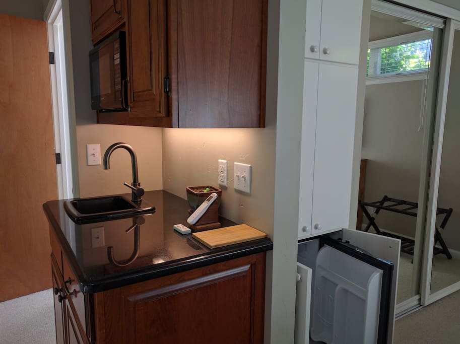 Kitchenette with microwave and mini-fridge