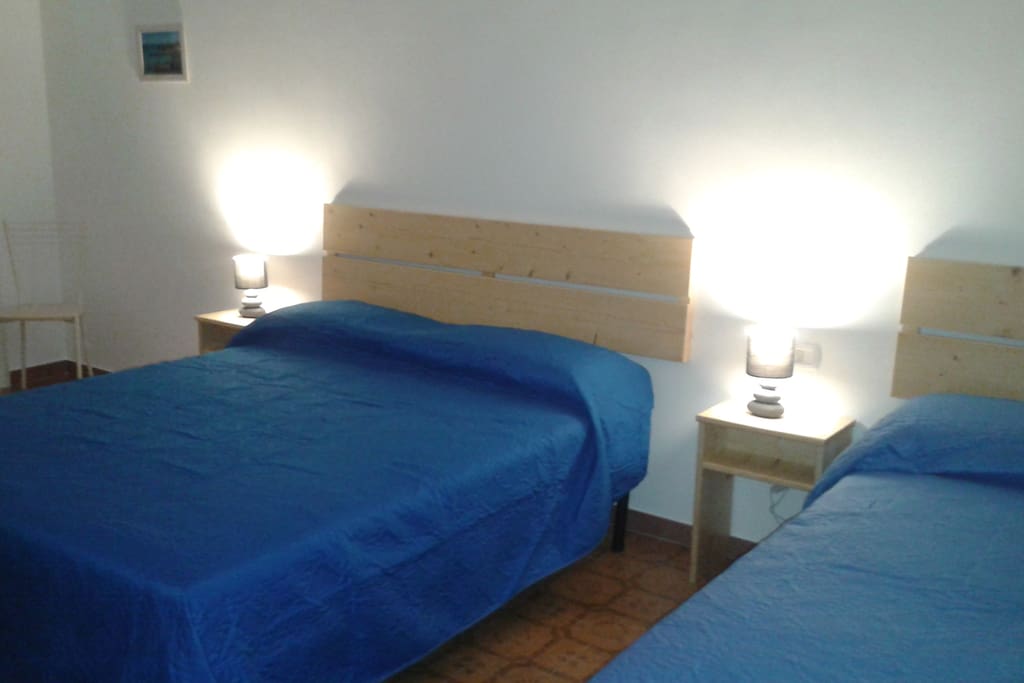 Stanza composta da letto matrimoniale più letto singolo con la possibilità di aggiungere un quarto letto. I bambini fino a 12 anni pagano 15 euro.