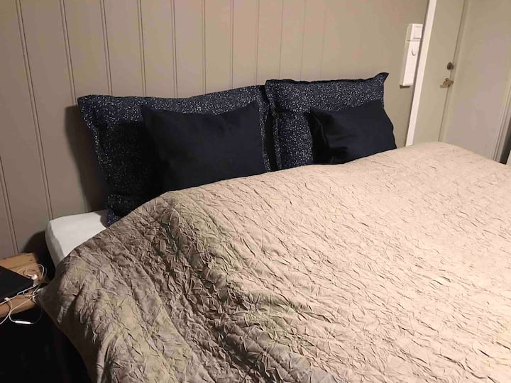 在马厩里有一张180 • 200张来自Jensen的欧陆式床。 您将来到成熟的床上 