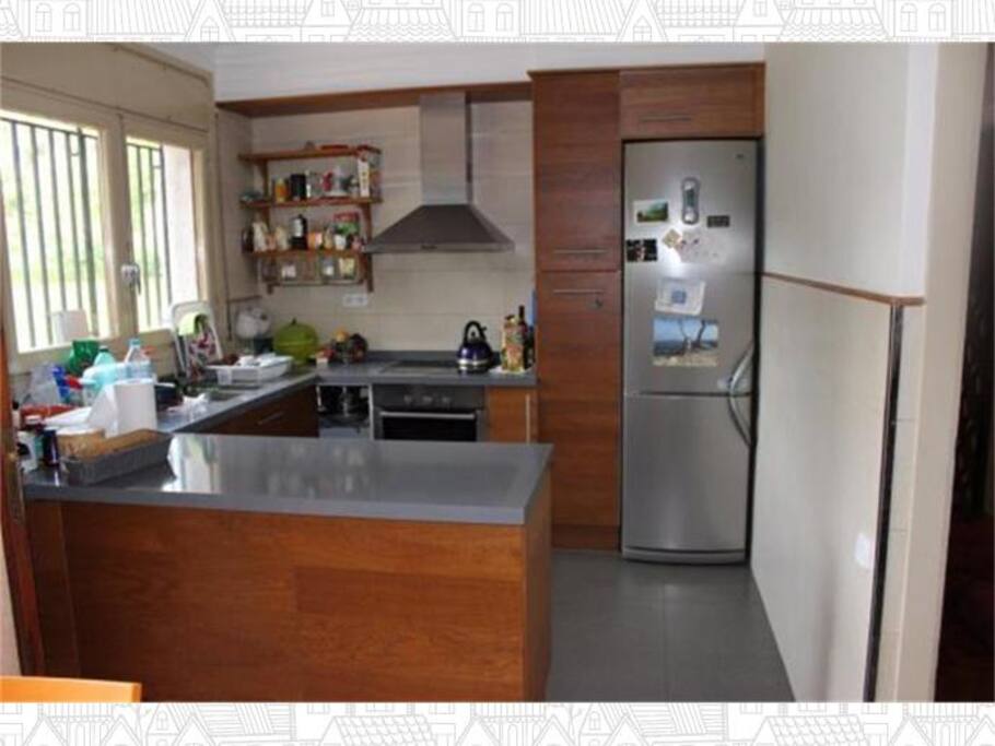 Cocina con mesa para comer