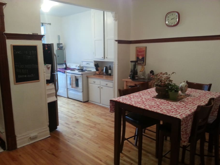 grand salle à manger et cuisine avec porte pation. Très éclairé