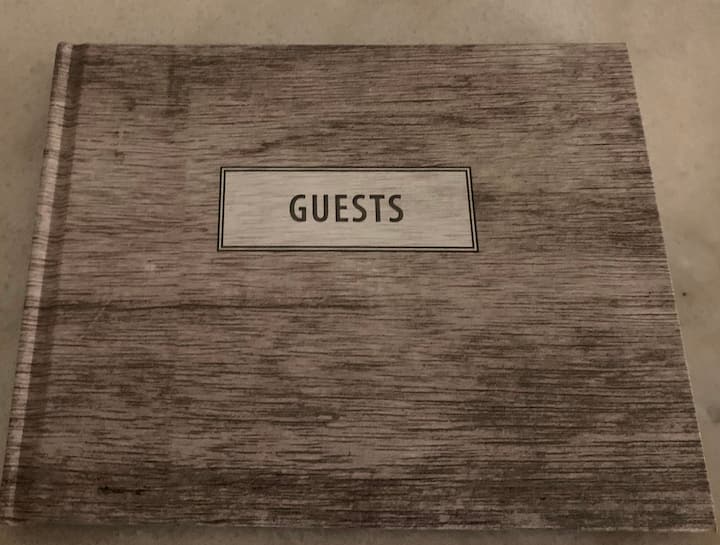 Წარმოგიდგენთ საკუთარ თავს და გვიამბეთ, რა მოგწონთ ჩვენს Air BNB ‑ ში