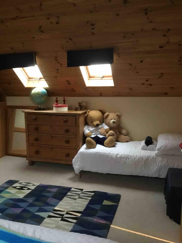 ベッドルーム2、シングルベッド（子供用シングルベッド）