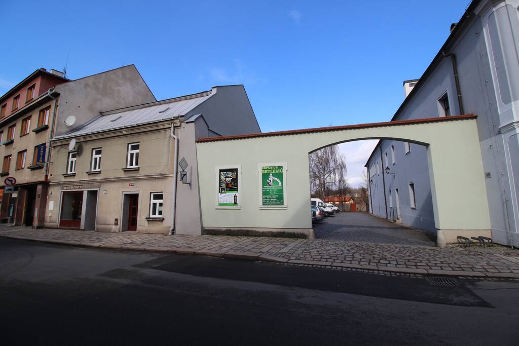 parkování ve dvoře zdarma