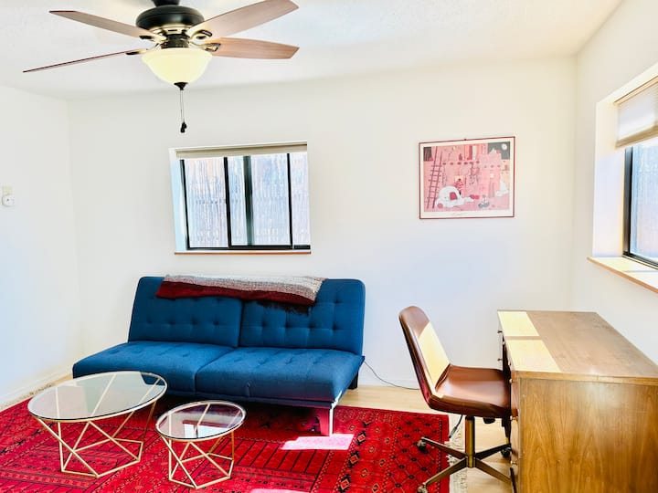 Číslo 2 pre obývacie izby. Poskytuje vám aj písací stôl WFH, ktorý môžete potrebovať! K dispozícii je rýchly internet.