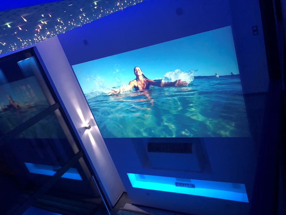 Cinéma au dessus de la piscine