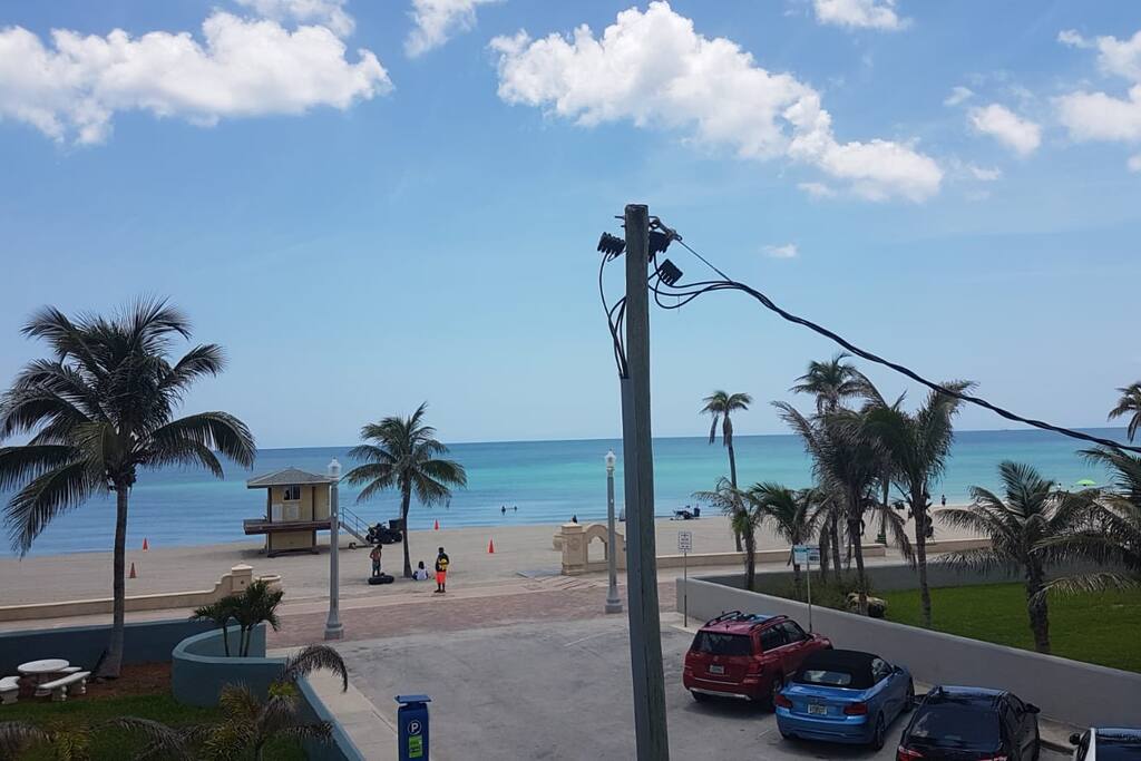 Sunny Beachfront Apartment with Rooftop!