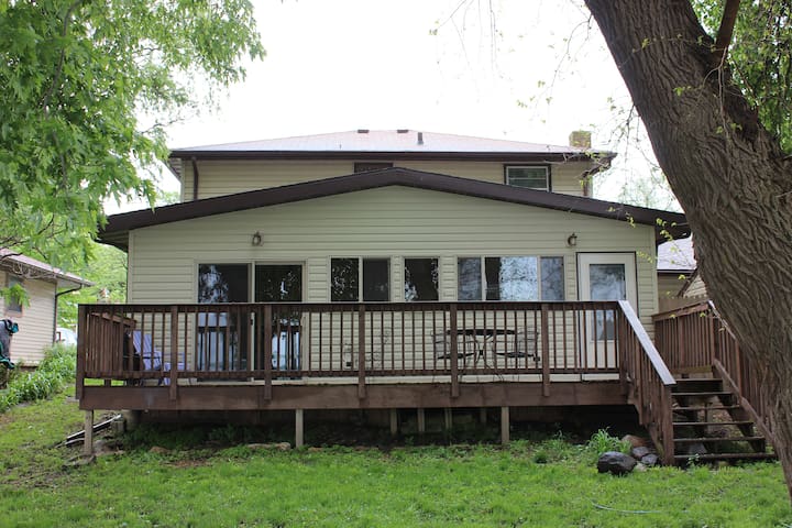 Spacious Lakefront Cottage